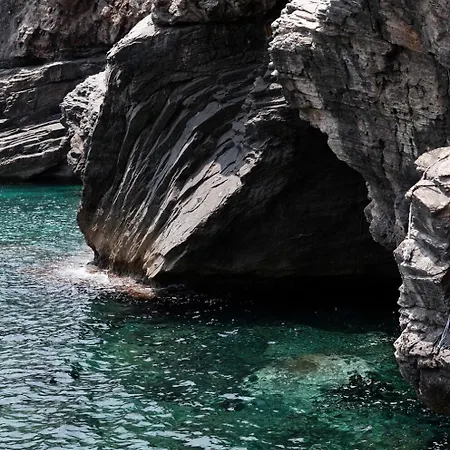 By The Sea, Salt-water Pool, Near Athens Holiday home *